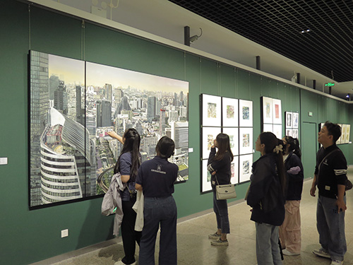 玉溪师院美术学院举办毕业生作品展.jpg
