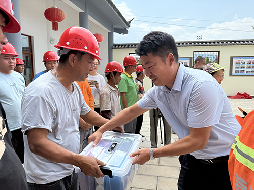 区总工会开展夏送清凉慰问活动.jpg